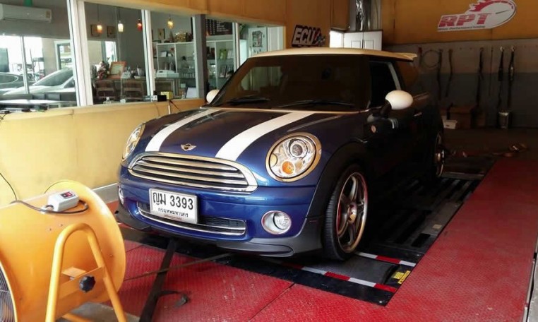 2007 Mini Cooper on Rolling Road