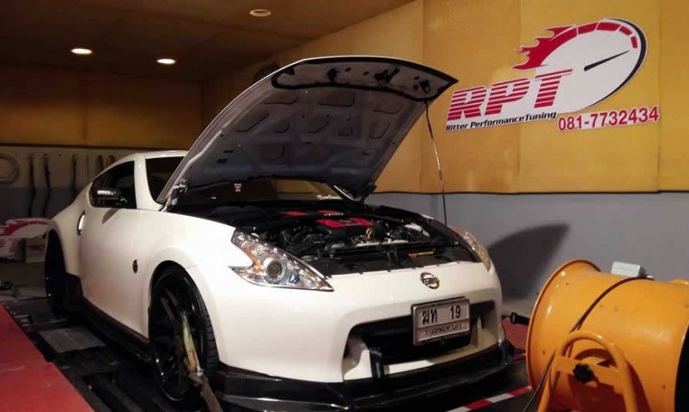 White Nissan 370Z 2009 on dyno at RPT Thailand