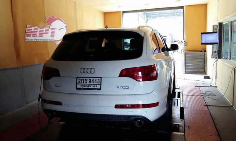 2011 Audi Q7 on dyno rear view