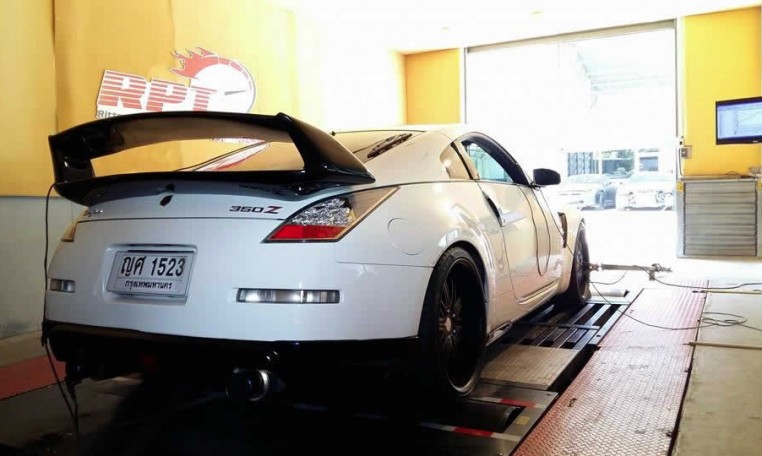 Nissan 350Z supercharger on tuning ramp after Remapping